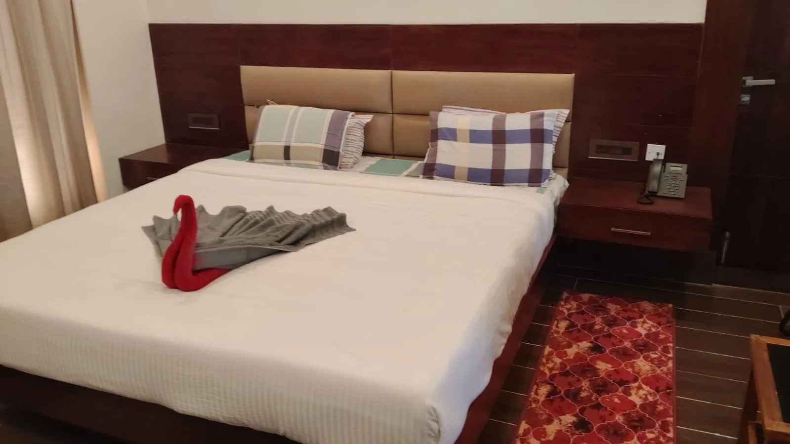 Deluxe rooms & suites